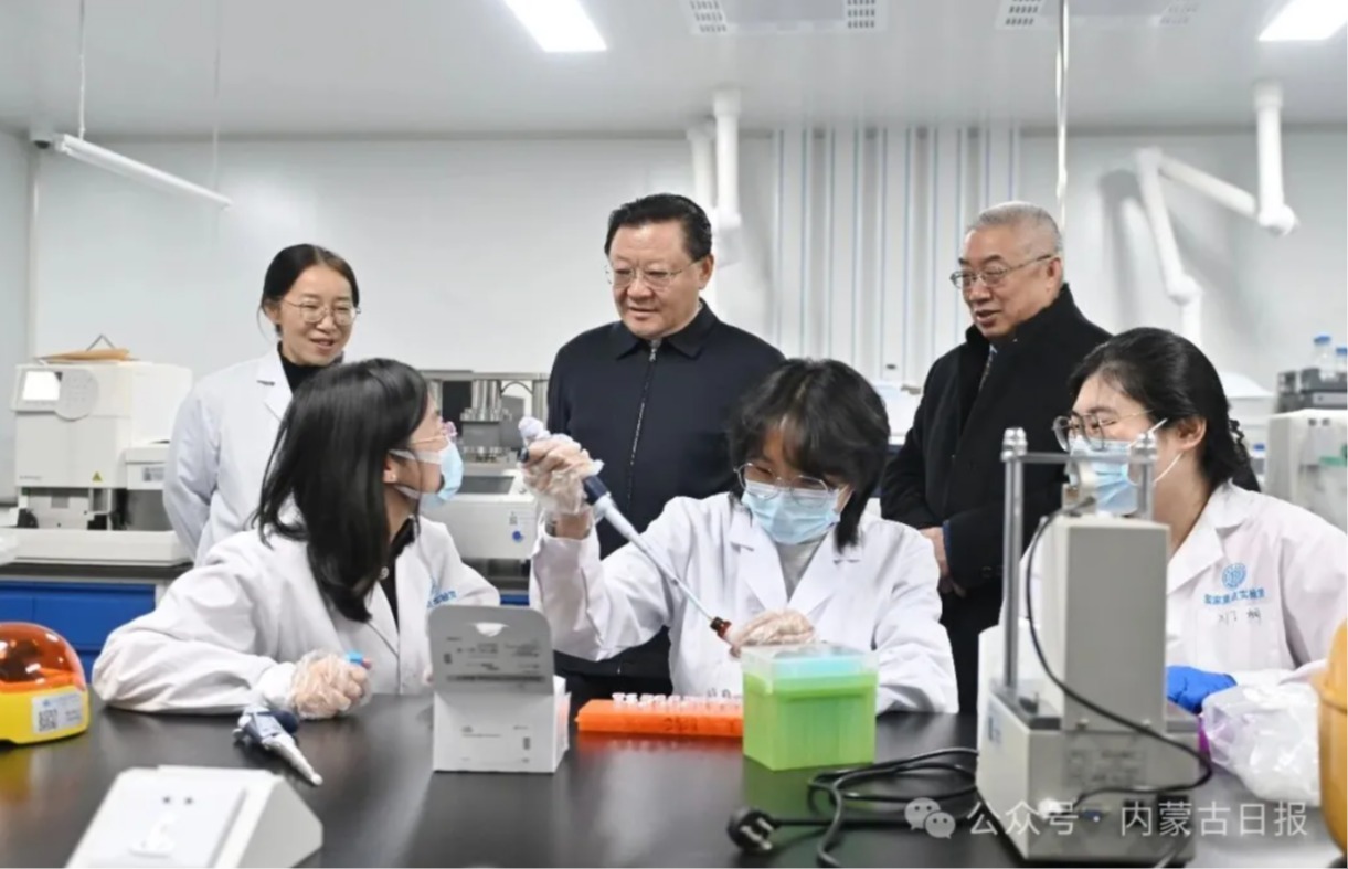 自治区党委书记王伟中到实验室调研